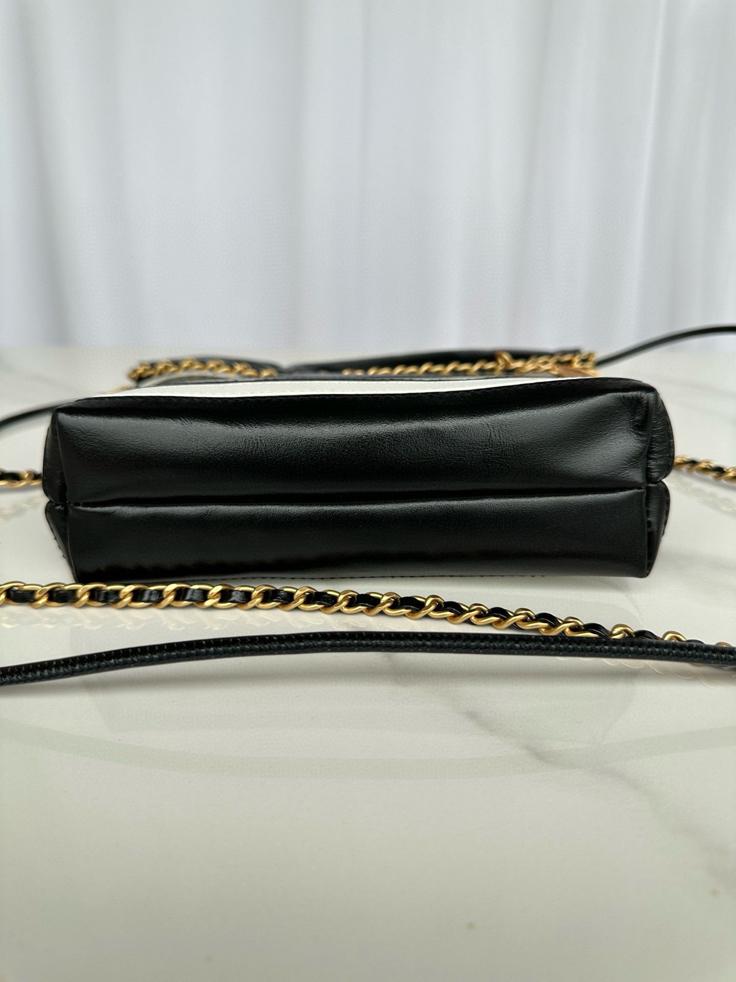 CHANEL 22 HANDBAG Calfskin & Gold-Tone Metal AS3980 Black CHANEL 22 HANDBAG Calfskin & Gold-Tone Metal AS3980 Black