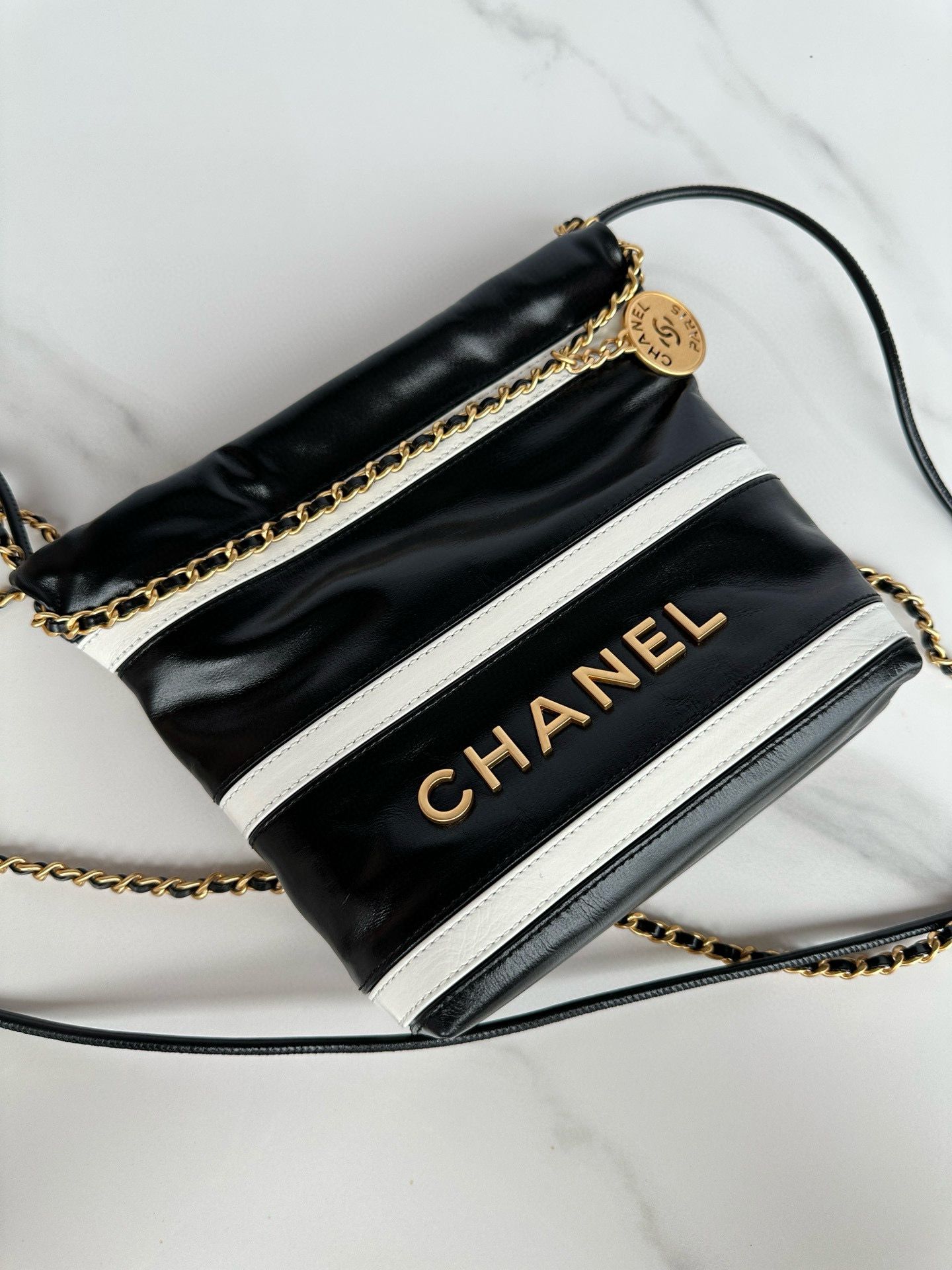 CHANEL 22 HANDBAG Calfskin & Gold-Tone Metal AS3980 Black CHANEL 22 HANDBAG Calfskin & Gold-Tone Metal AS3980 Black