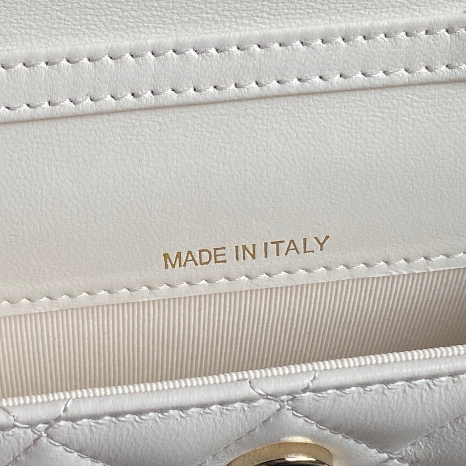 Chanel CLUTCH WITH CHAIN AP4315 white