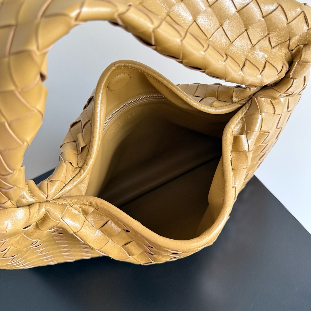 Bottega Veneta Hop Shoulder bag with Intrecciato craftsmanship in calf leather 796262 Dark praline