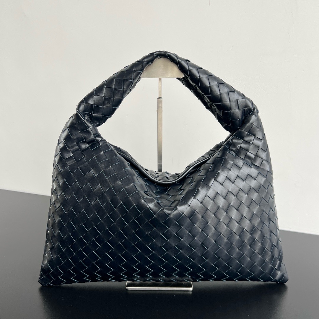 Bottega Veneta Hop Shoulder bag with Intrecciato craftsmanship in calf leather 796262 Shadow