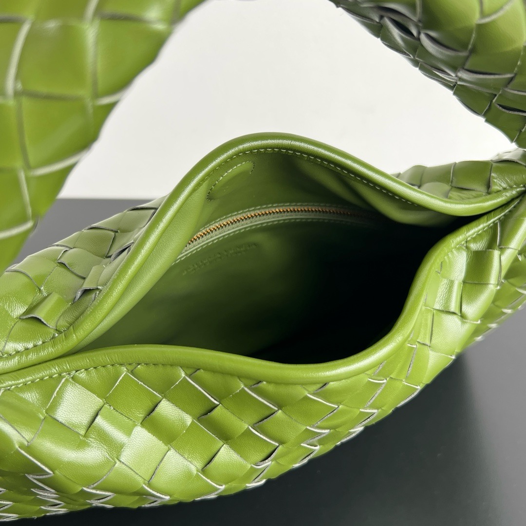 Bottega Veneta Hop Shoulder bag with Intrecciato craftsmanship in calf leather 796262 green