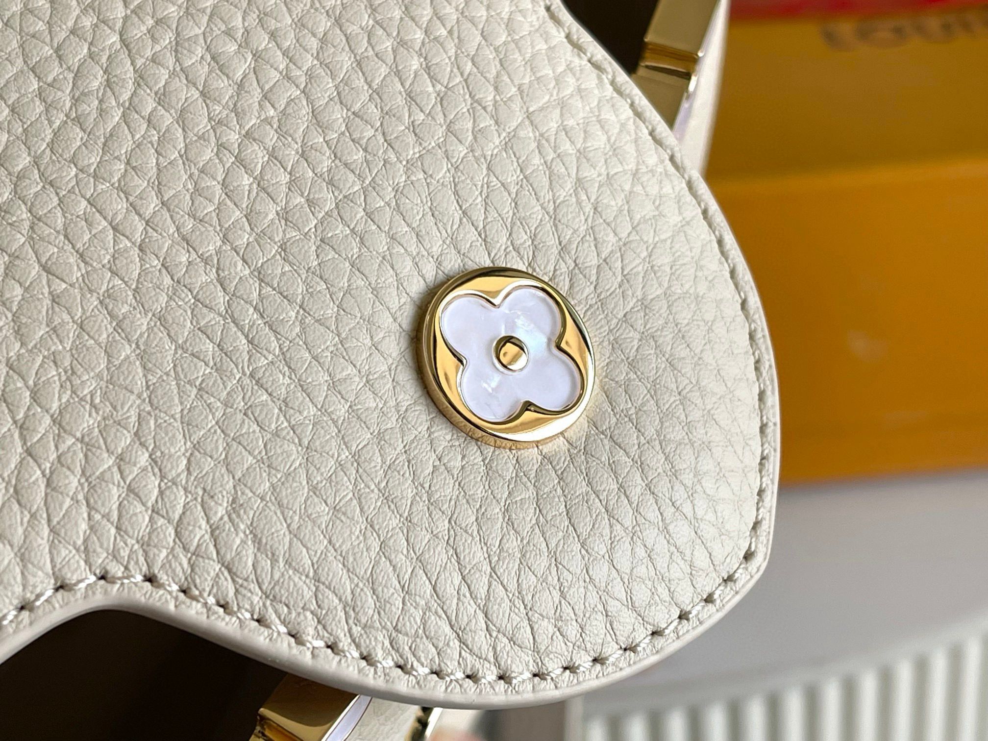 Louis Vuitton Capucines BB Mother Pearl Logo M23766 Off-white Louis Vuitton Capucines BB Mother Pearl Logo M23766 Off-white