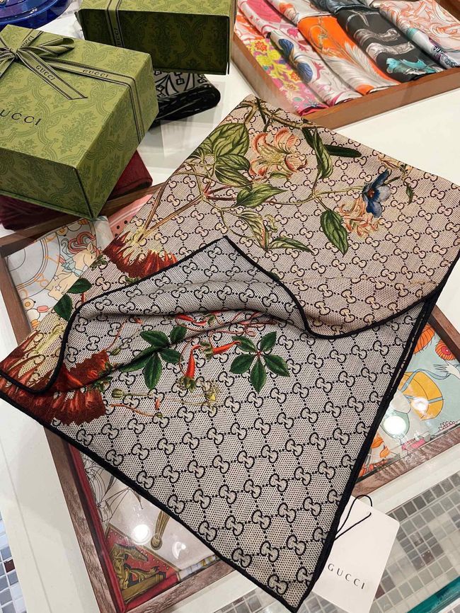 Gucci Printed silk twill carre 777066-1