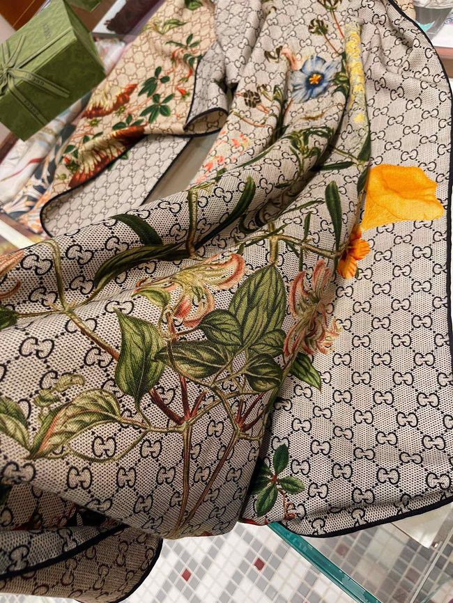 Gucci Printed silk twill carre 777066-1