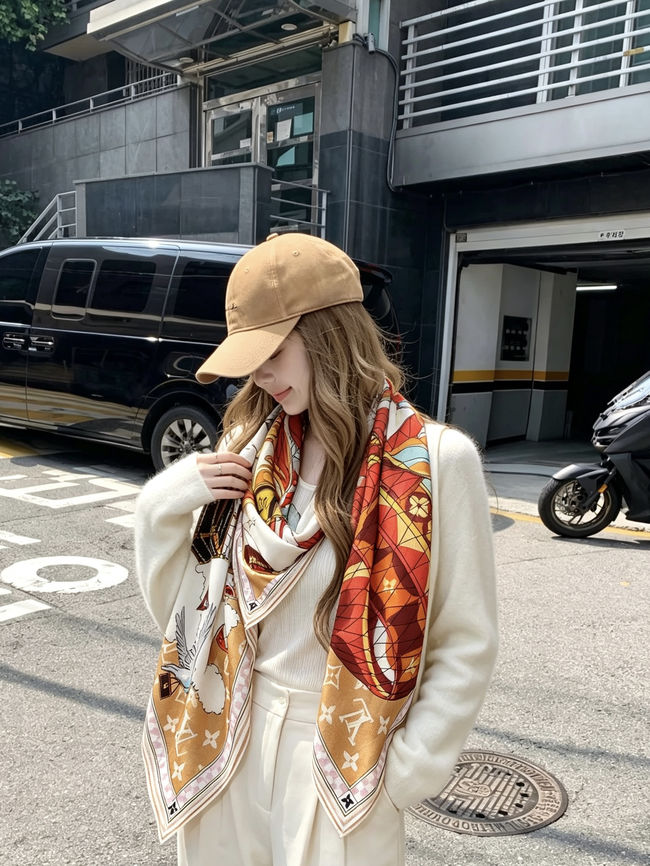 Louis Vuitton Monogram Shine Shawl M9A254-1 Louis Vuitton Monogram Shine Shawl M9A254-1